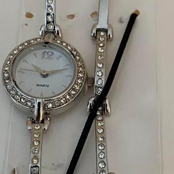 Vintage 2007 NOS AVON Women's Silvertone Glitzy Watch and Bracelet Set - Picture 1 of 4